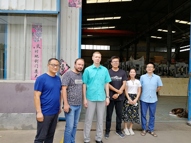 俄羅斯客戶到廠驗收機器，獲得客戶一致好評